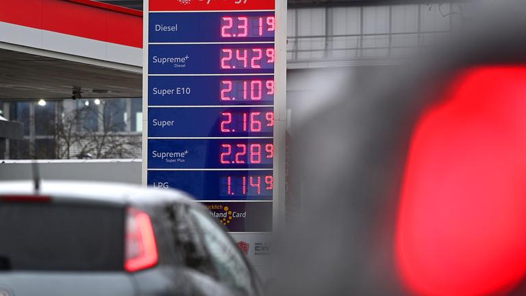 München: An einer Tankstelle in München sind die hohen Spritpreise an der Anzeigetafel zu sehen.
