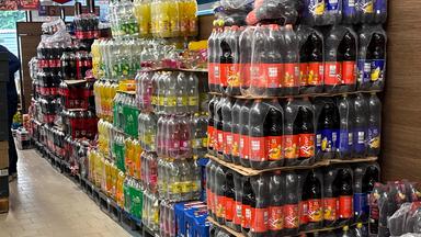 Zuckerhaltige Getränke in Plastikflaschen in einem Supermarkt