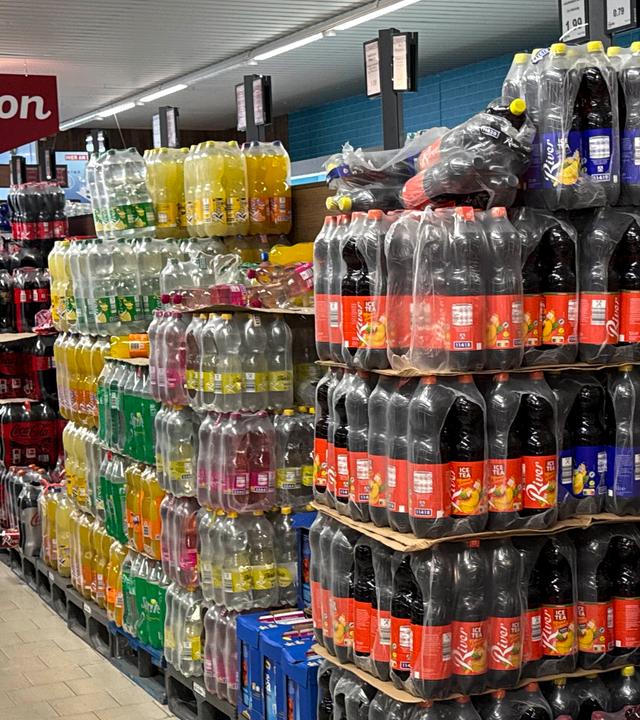 Zuckerhaltige Getränke in Plastikflaschen in einem Supermarkt