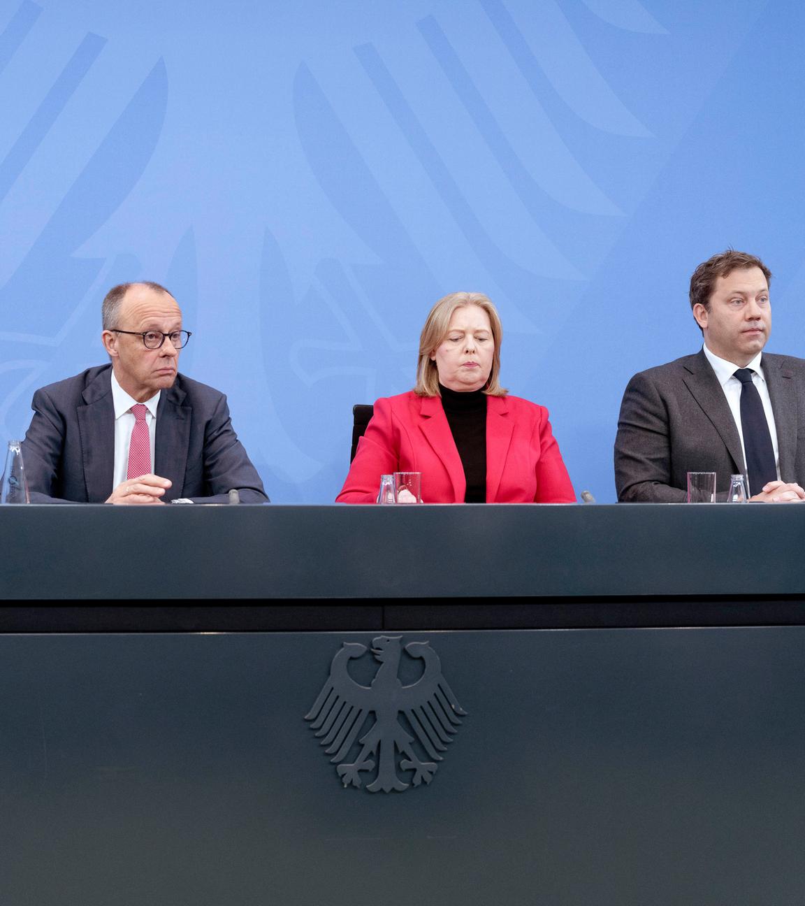 Markus Söder, Friedrich Merz, Bärbel Bas und Lars Klingbeil bei einem Pressestatment vor blauer Wand im Kanzleramt.