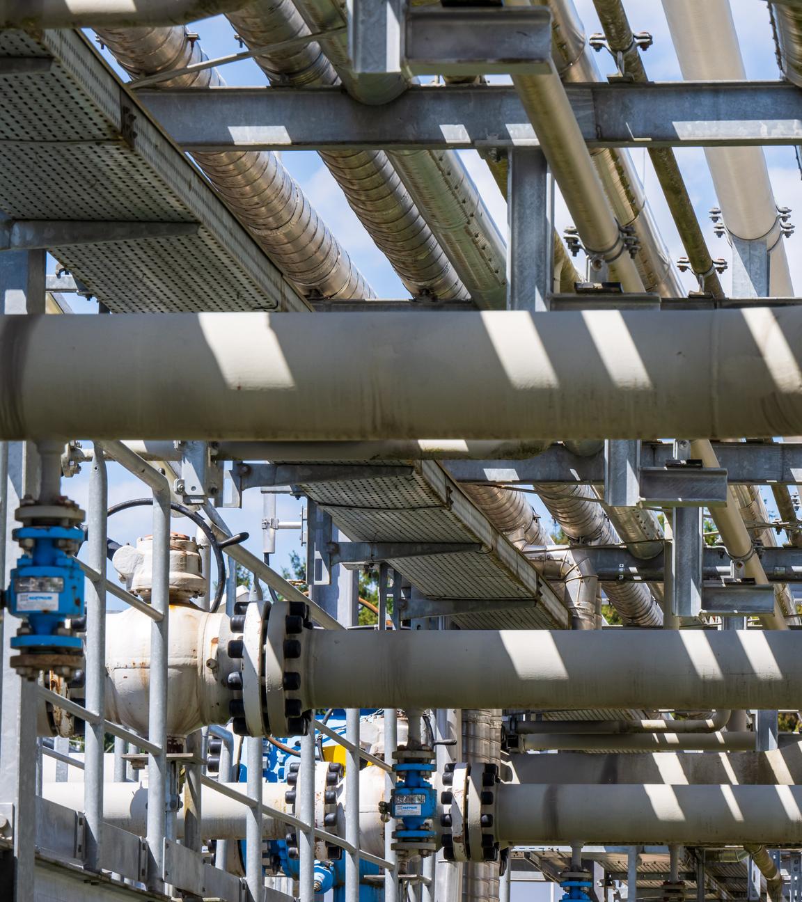 ARCHIV - 23.06.2022, Bayern, Wolfersberg: Rohre verlaufen durch die Anlage des Gasspeichers Wolfersberg östlich von München.