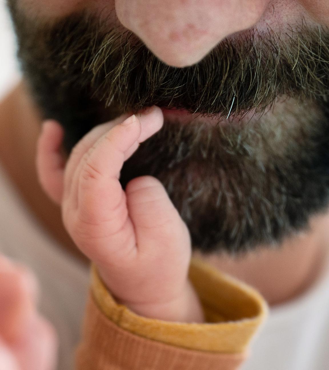 Ein Kind fasst seinem Vater in den Bart. Das Bundesverfassungsgericht hat die Position von Männern in ihrem Kampf um die rechtliche Vaterschaft für ihre leiblichen Kinder gestärkt.