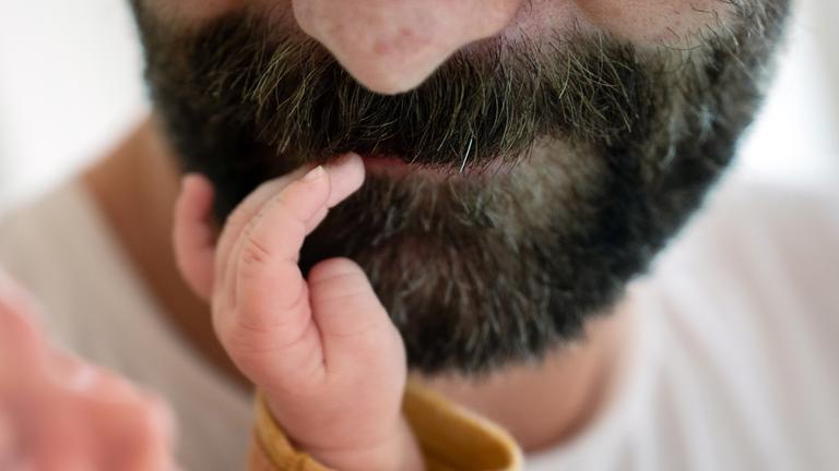 Ein Kind fasst seinem Vater in den Bart. Das Bundesverfassungsgericht hat die Position von Männern in ihrem Kampf um die rechtliche Vaterschaft für ihre leiblichen Kinder gestärkt.