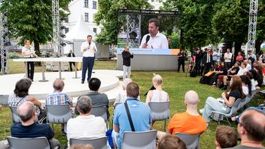 Lars Klingbeil (SPD, hinten,M), Bundesminister der Finanzen, nimmt am Tag der offenen Tür der Bundesregierung teil