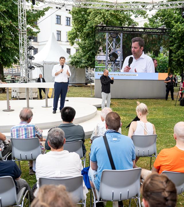 Lars Klingbeil (SPD, hinten,M), Bundesminister der Finanzen, nimmt am Tag der offenen Tür der Bundesregierung teil