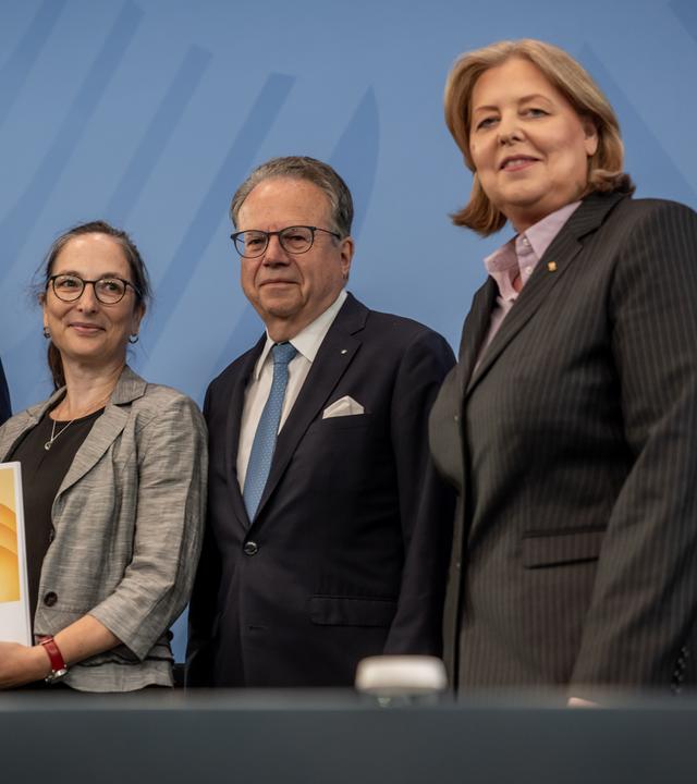 Bundeskanzler Friedrich Merz und Bärbel Bas, Bundesministerin für Arbeit und Soziales und SPD-Parteivorsitzende nehmen an der Pressekonferenz zur Rente mit den Kommissionsvorsitzenden Constanze Janda und Frank-Jürgen Weise teil.