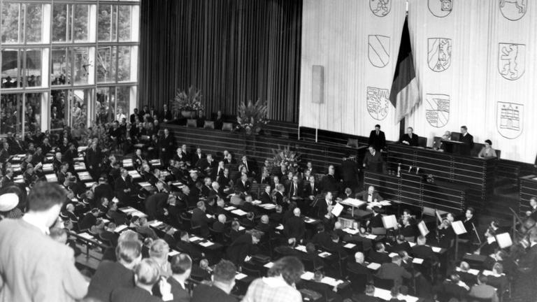 Alterspräsident Paul Löbe (SPD) eröffnet die erste Sitzung des Bundestags am 07.09.1949 in Bonn