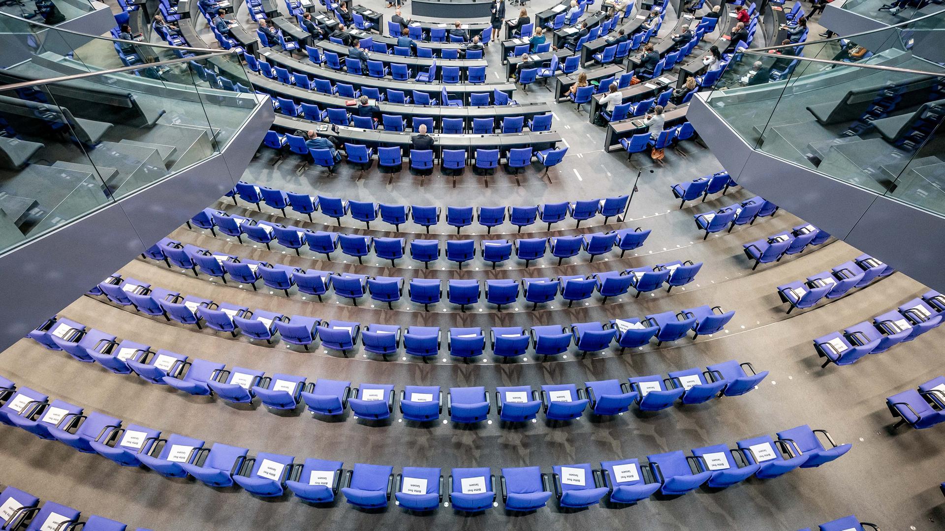 Archiv: Stühle für die Abgeordneten im Plenum in Deutschen Bundestag