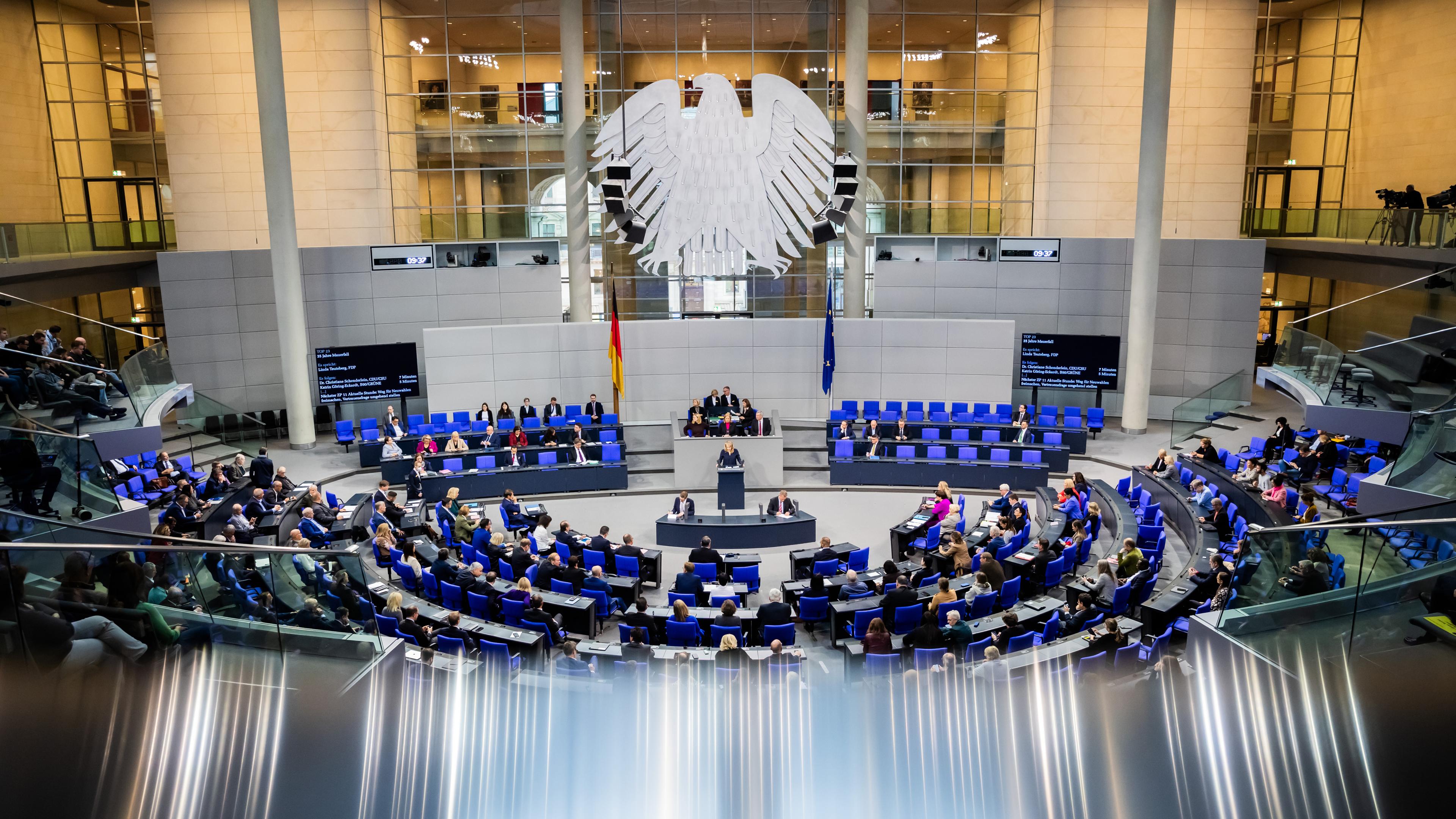 Das Plenum des Deutschen Bundestages während der Debatte zu 35 Jahren Mauerfall.