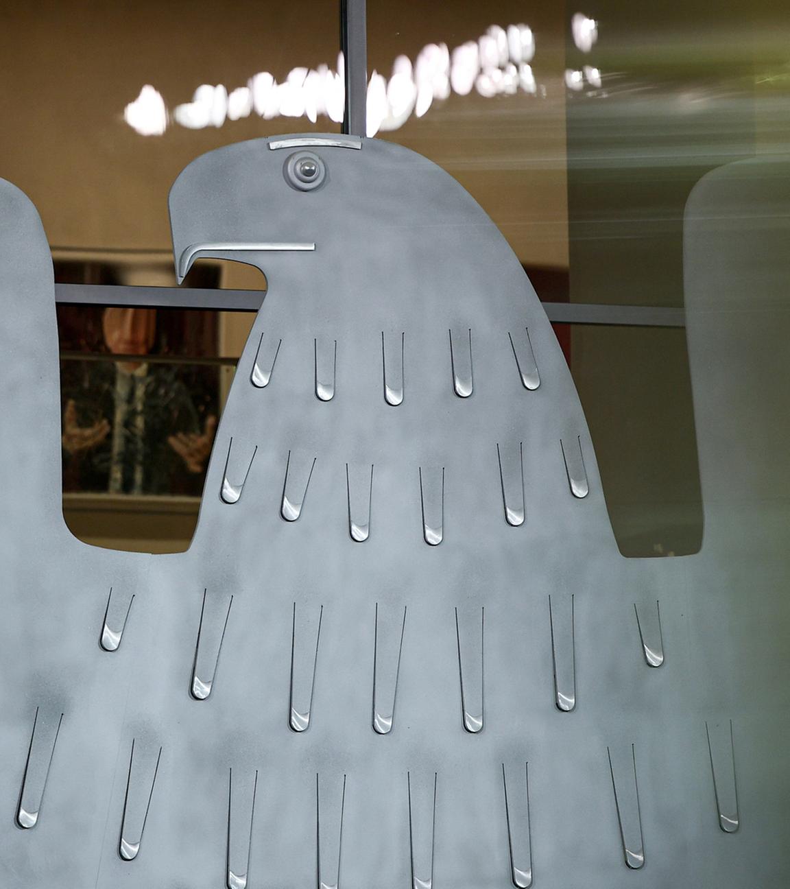 Blick auf den Bundesadler im Plenarsaal des Bundestages.
