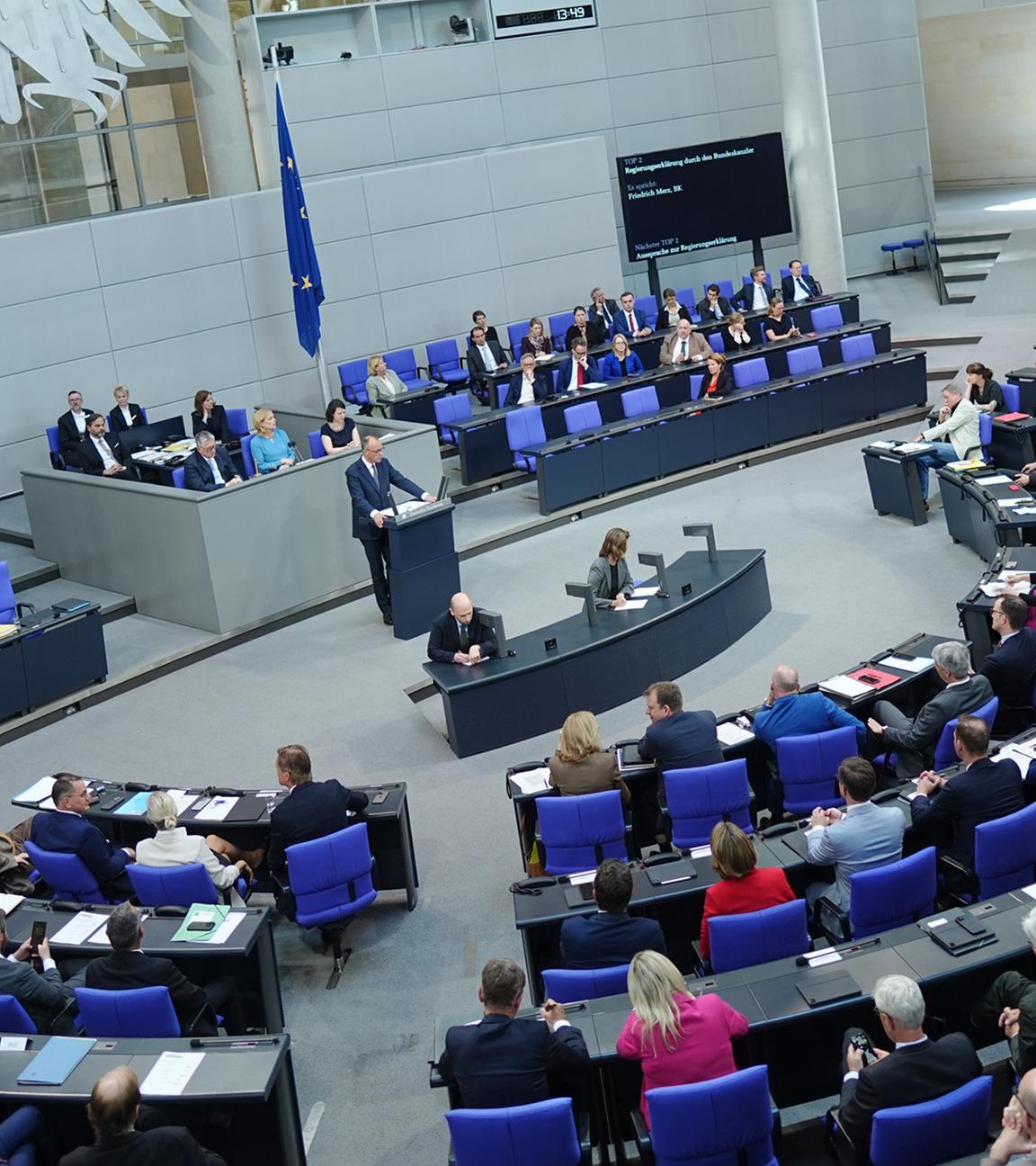 Bundeskanzler Friedrich Merz (CDU) spricht bei seiner Regierungserklärung im Plenum des Bundestags. 