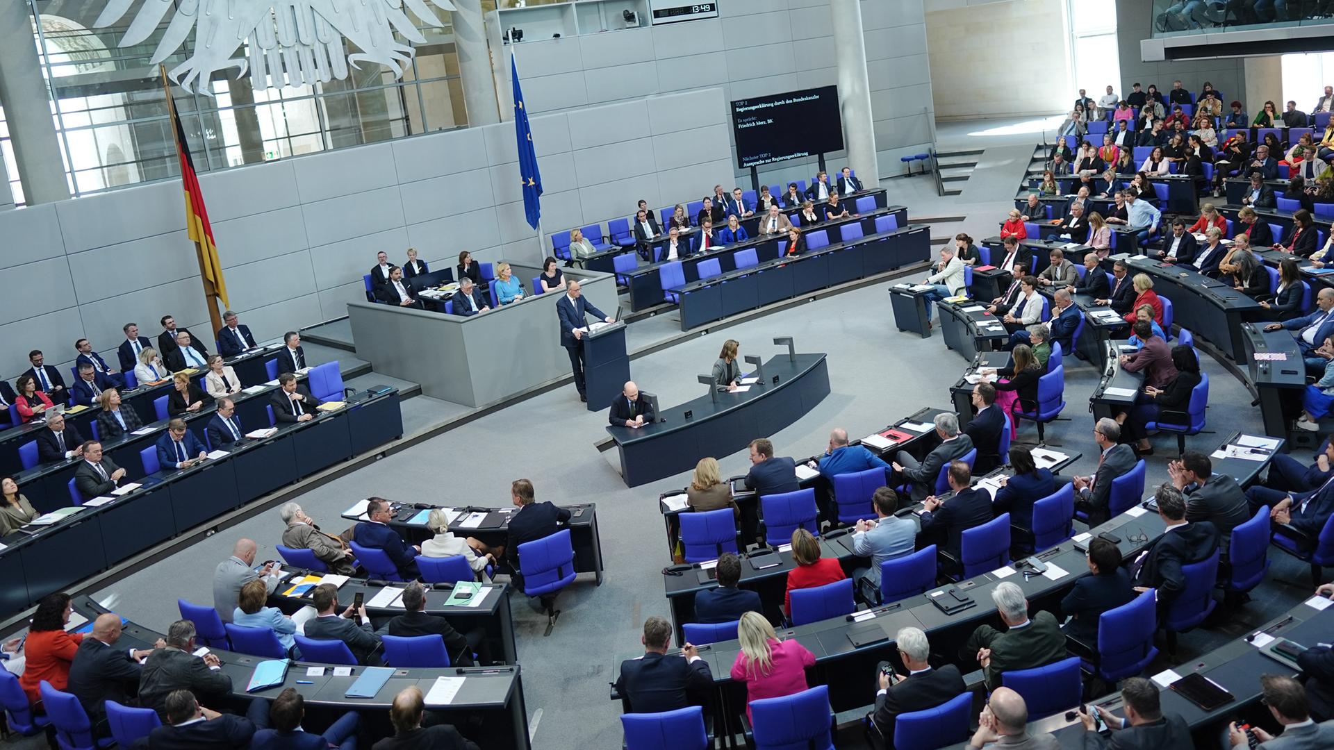 Bundeskanzler Friedrich Merz (CDU) spricht bei seiner Regierungserklärung im Plenum des Bundestags. 
