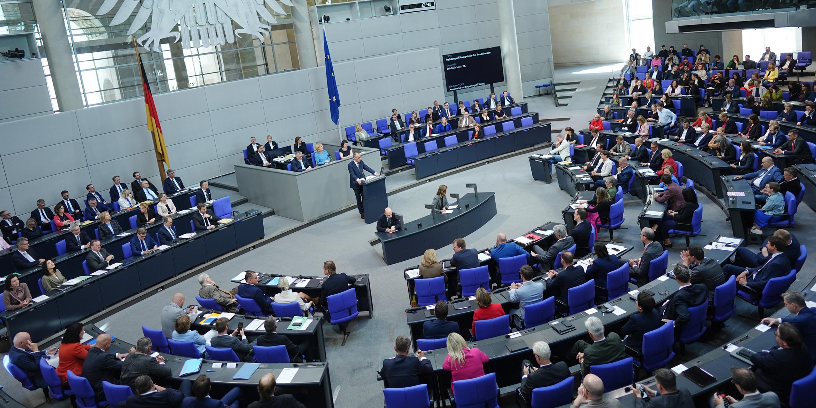 Bundeskanzler Friedrich Merz (CDU) spricht bei seiner Regierungserklärung im Plenum des Bundestags. 