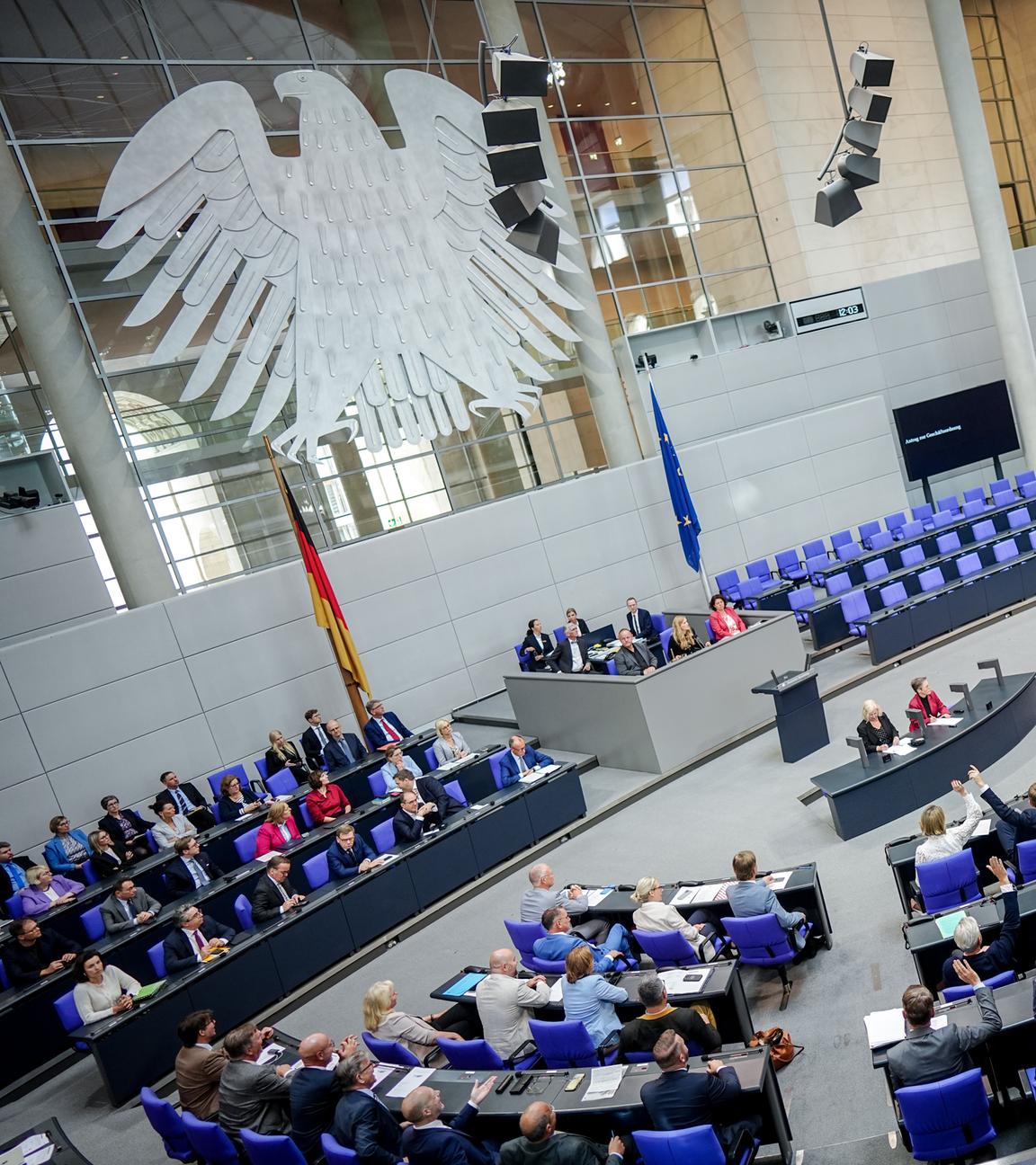 Die Abgeordneten des Bundestags stimmen über die Absetzung des Tagesordnungspunktes der Wahl von Richtern für das Bundesverfassungsgericht ab