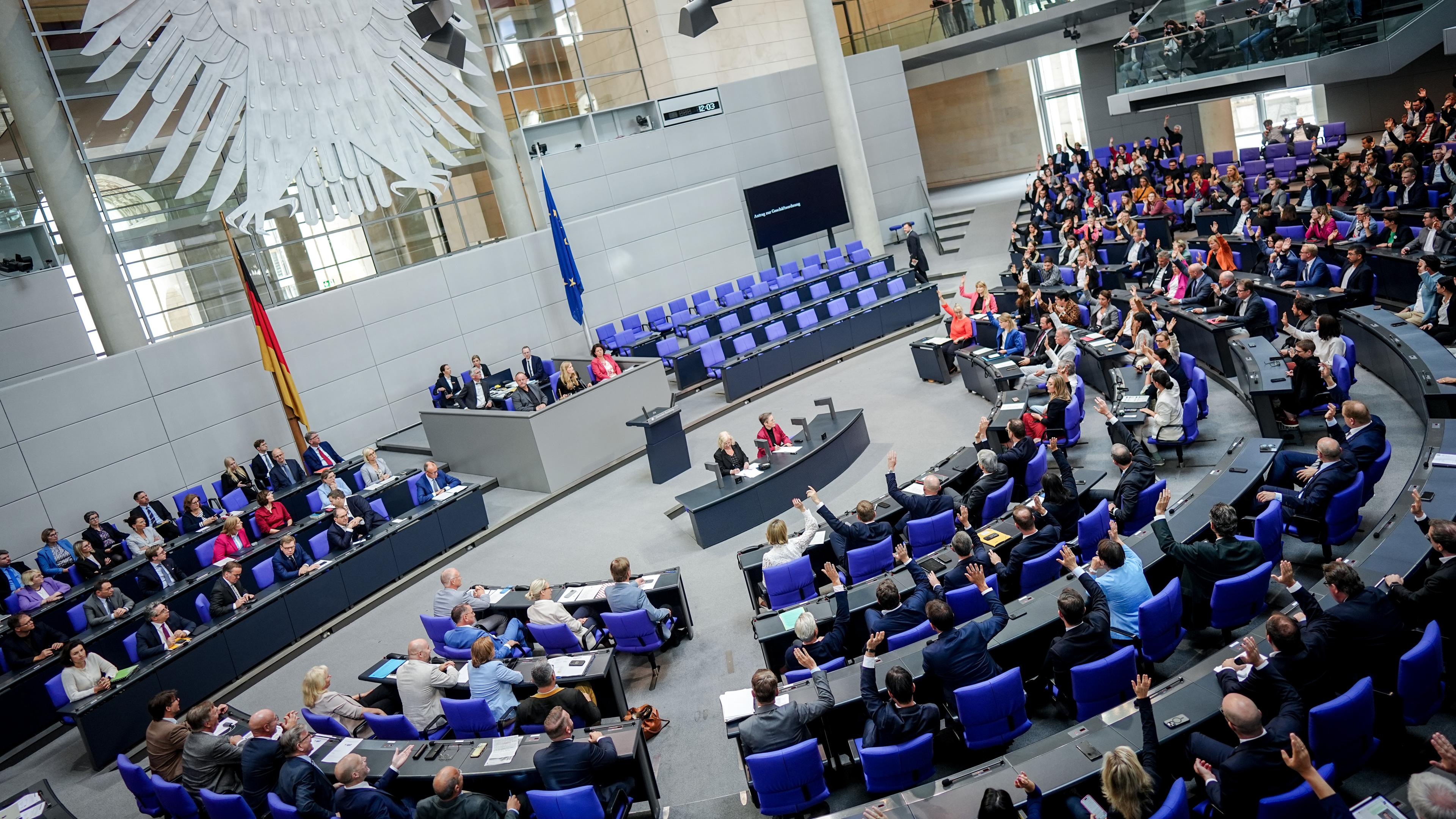 Die Abgeordneten des Bundestags stimmen über die Absetzung des Tagesordnungspunktes der Wahl von Richtern für das Bundesverfassungsgericht ab