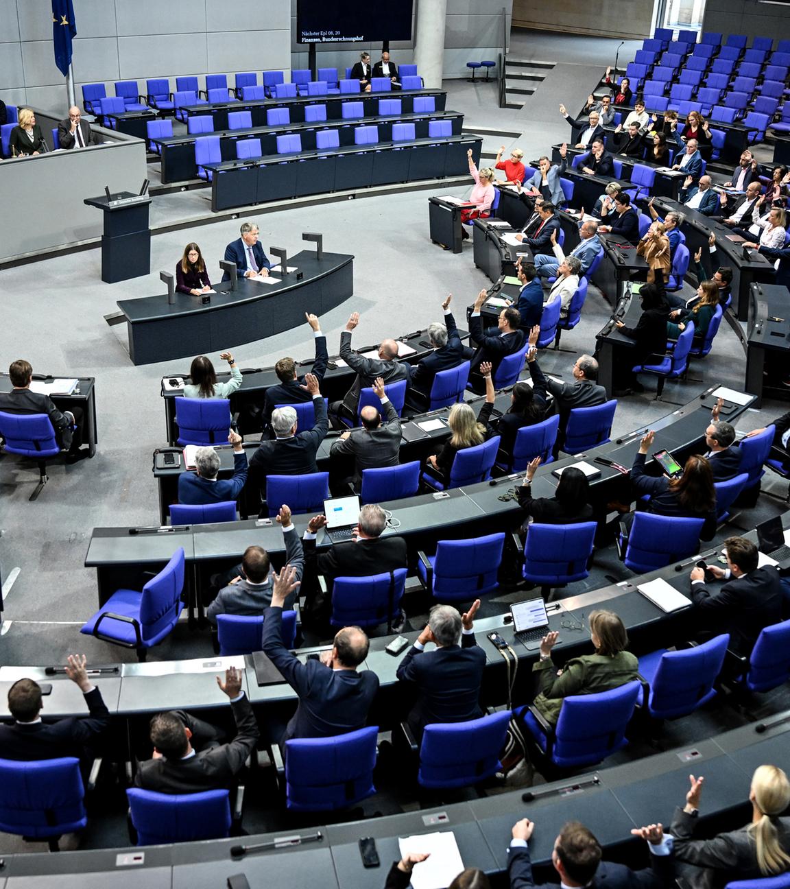 Abgeordnete stimmen bei der 23. Plenarsitzung der 21. Legislaturperiode im Deutschen Bundestag mit den Handzeichen ab, aufgenommen am  am 16.09.2025