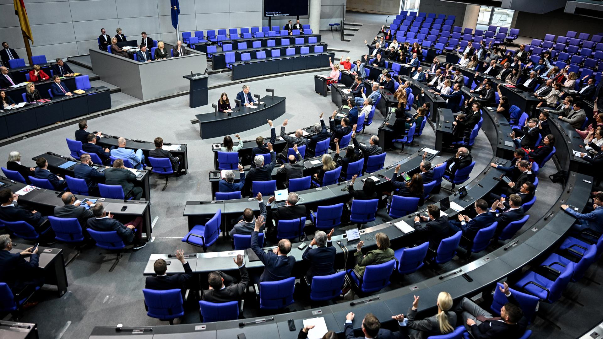 Abgeordnete stimmen bei der 23. Plenarsitzung der 21. Legislaturperiode im Deutschen Bundestag mit den Handzeichen ab, aufgenommen am  am 16.09.2025