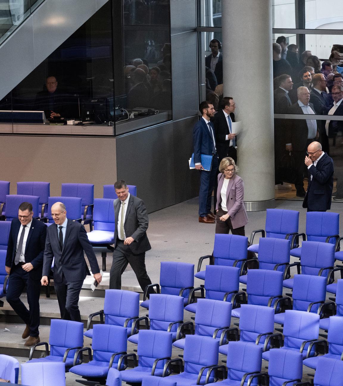 Abgeordnete kommen während der 60. Sitzung des Deutschen Bundestages am 27.02.2026 zum Thema Reform des Gemeinsamen Europäischen Asylsystems bei einem Hammelsprung wieder in den Plenarsaal in Berlin.