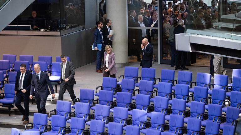 Abgeordnete kommen während der 60. Sitzung des Deutschen Bundestages am 27.02.2026 zum Thema Reform des Gemeinsamen Europäischen Asylsystems bei einem Hammelsprung wieder in den Plenarsaal in Berlin.