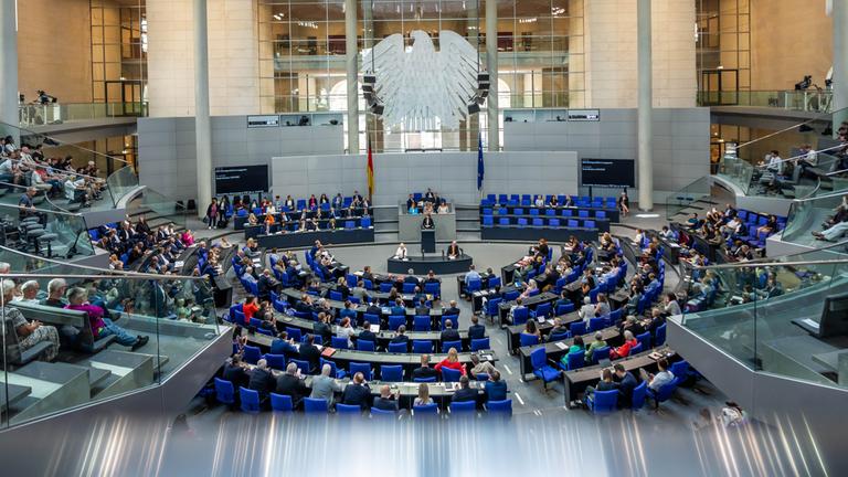 Die Parlamentarier debattieren im Bundestag in der letzten Sitzung vor der Sommerpause am 10.07.2026.