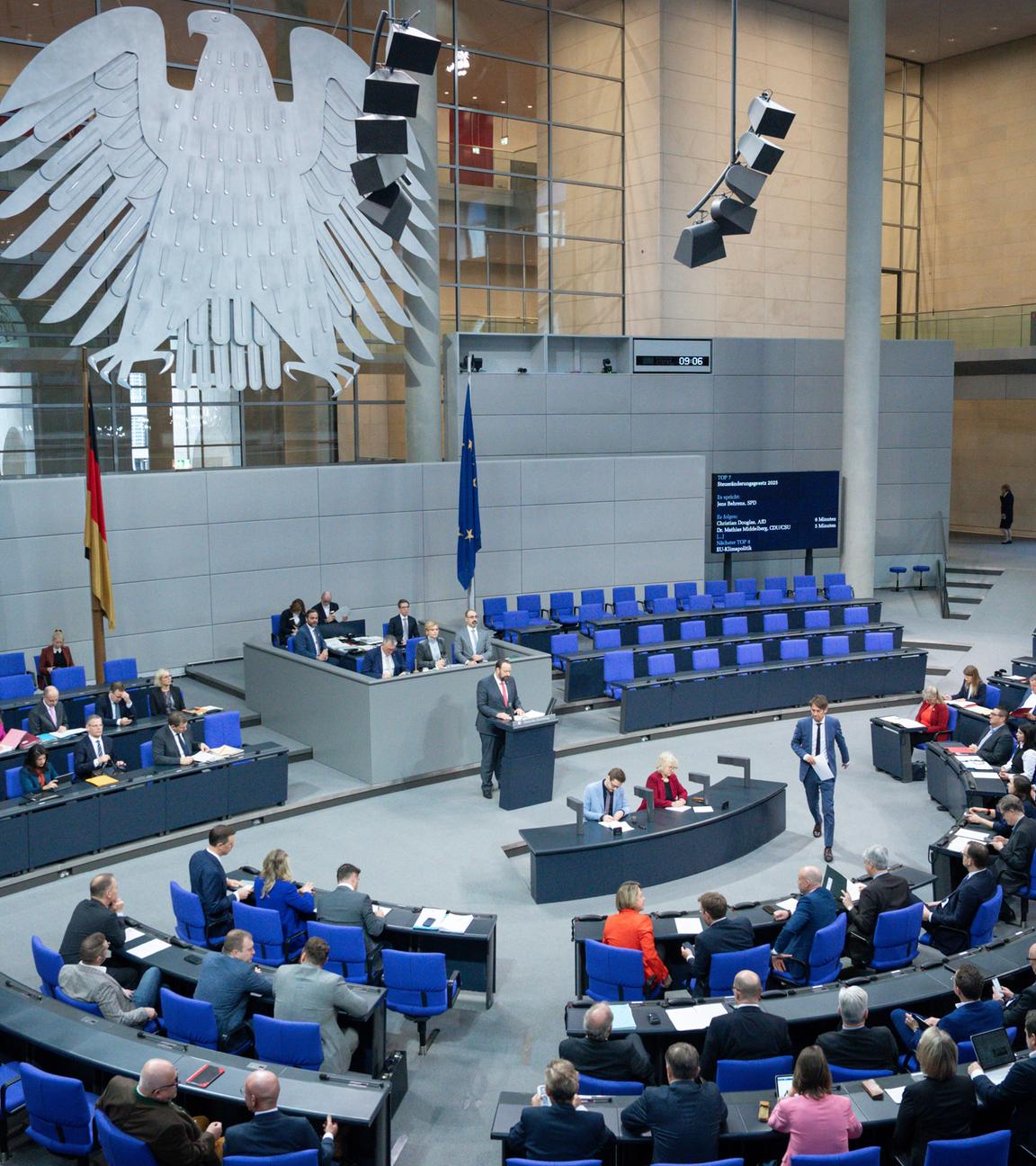 Plenarsaal bei der Debatte Steueraenderungsgesetz 2025 bei der 47. Sitzung des Deutschen Bundestag in Berlin, 04.12.2025