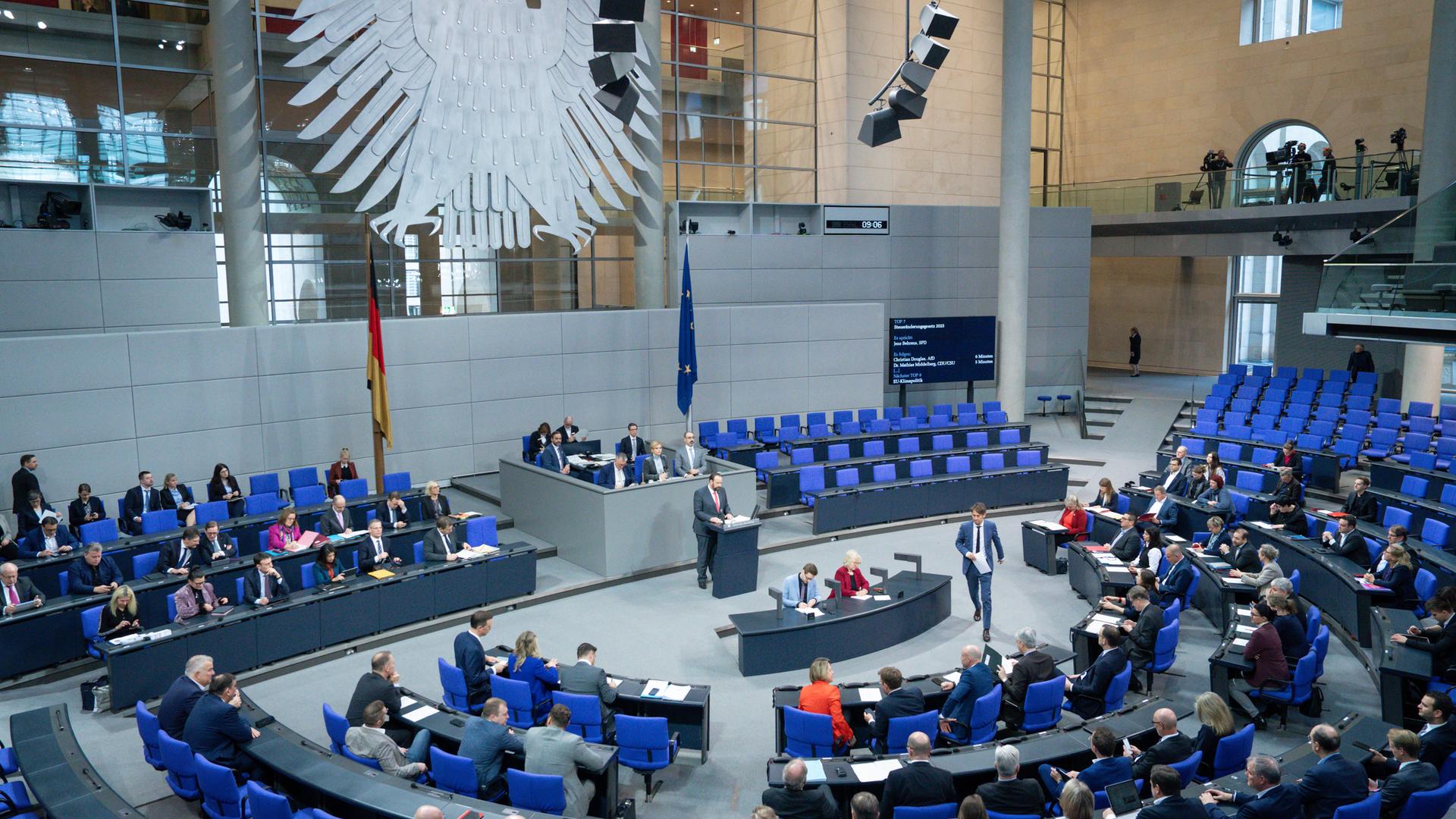 Plenarsaal bei der Debatte Steueraenderungsgesetz 2025 bei der 47. Sitzung des Deutschen Bundestag in Berlin, 04.12.2025