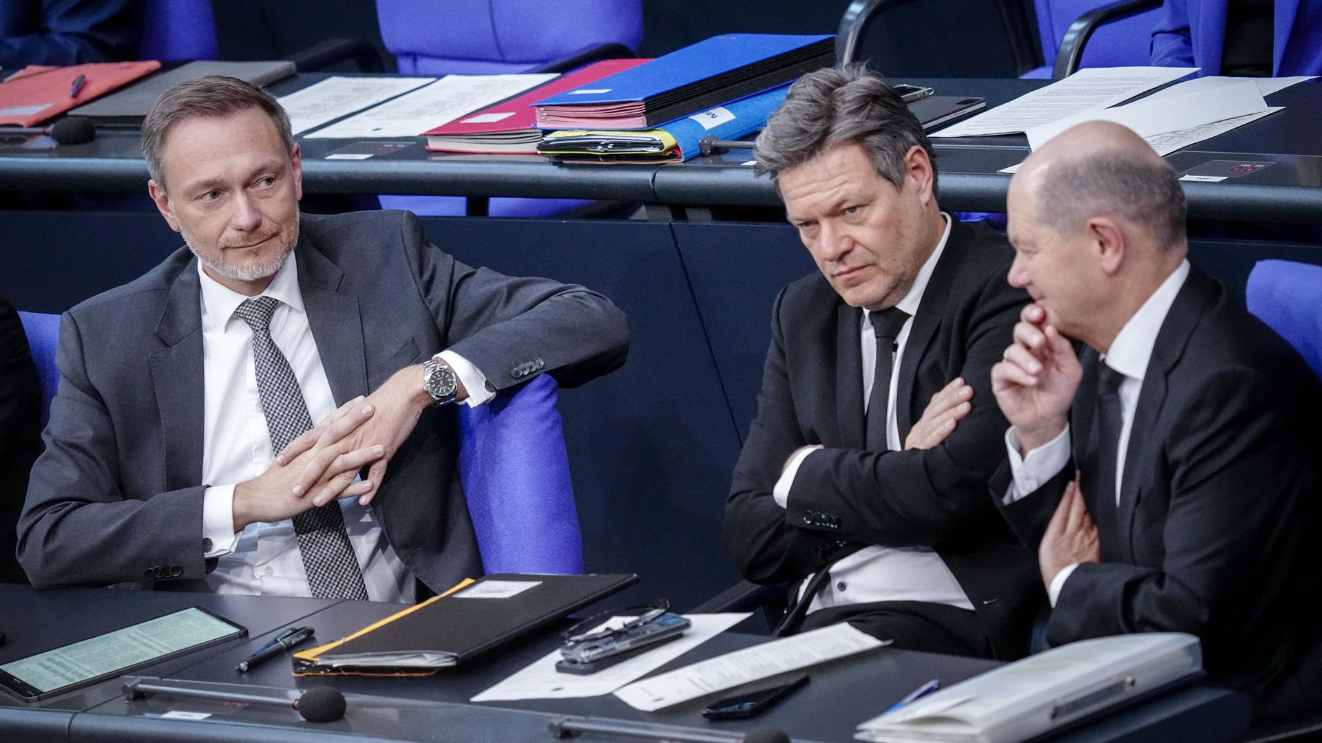 Christian Lindner (FDP), Bundesfinanzminister, Robert Habeck (Bündnis 90/Die Grünen), Bundesminister für Wirtschaft und Klimaschutz, und Bundeskanzler Olaf Scholz (SPD) sitzen im Bundestag.