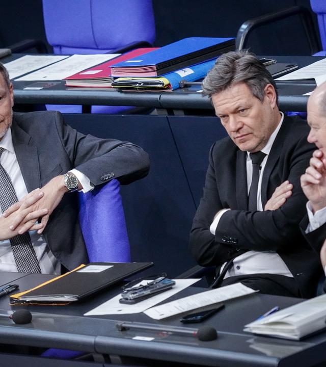 Christian Lindner (FDP), Bundesfinanzminister, Robert Habeck (Bündnis 90/Die Grünen), Bundesminister für Wirtschaft und Klimaschutz, und Bundeskanzler Olaf Scholz (SPD) sitzen im Bundestag.