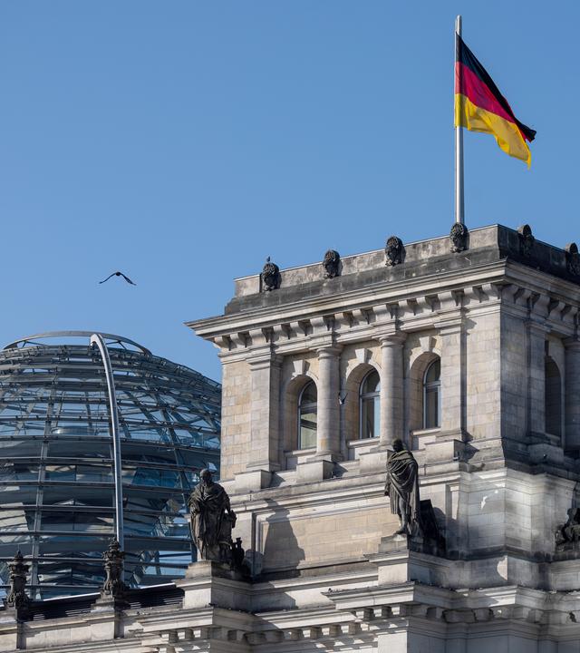 Reichstagsgebäude mitt Deutschlandfahne auf Dach