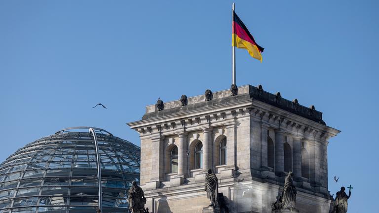 Reichstagsgebäude mitt Deutschlandfahne auf Dach