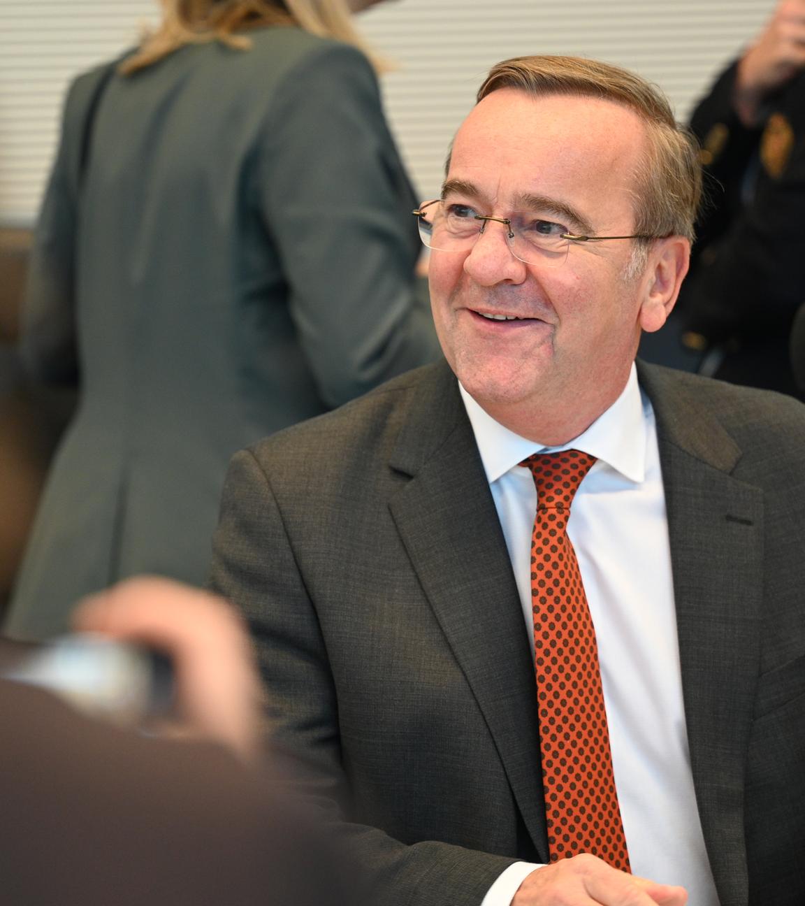 Boris Pistorius bei einer SPD-Fraktionssitzung, er lächelt.