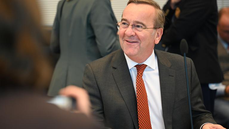 Boris Pistorius bei einer SPD-Fraktionssitzung, er lächelt.