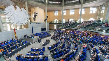Ein gefüllter Bundestag am 10.07.2026 in Berlin.