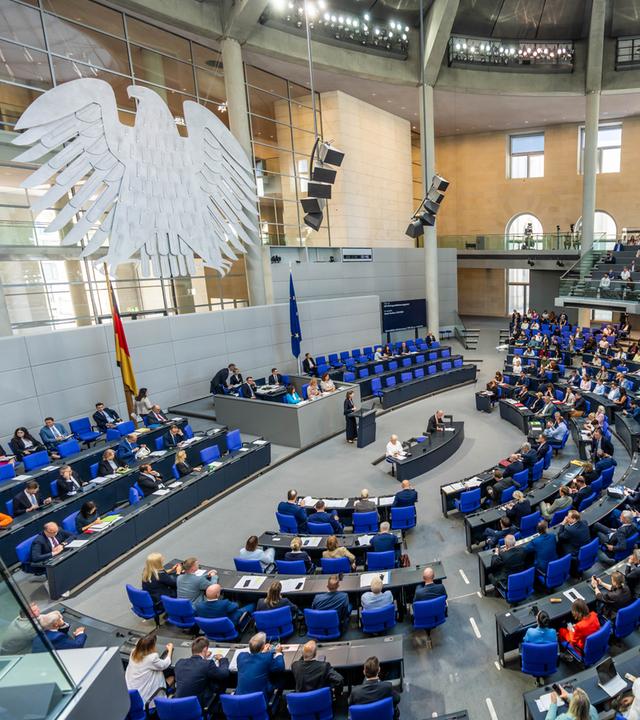 Ein gefüllter Bundestag am 10.07.2026 in Berlin.