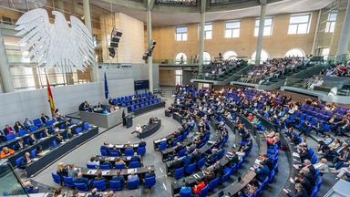 Berlin: Die Parlamentarier debattieren im Bundestag in der letzten Sitzung vor der Sommerpause, bei der unter anderem die Abstimmung über das Gesundheits-Sparpaket der schwarz-roten Koalition auf der Tagesordnung steht.