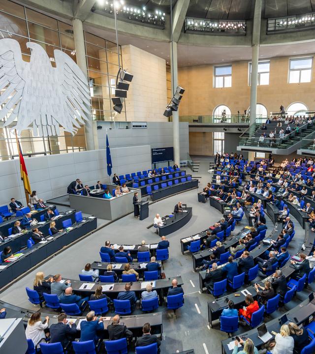 Berlin: Die Parlamentarier debattieren im Bundestag in der letzten Sitzung vor der Sommerpause, bei der unter anderem die Abstimmung über das Gesundheits-Sparpaket der schwarz-roten Koalition auf der Tagesordnung steht.