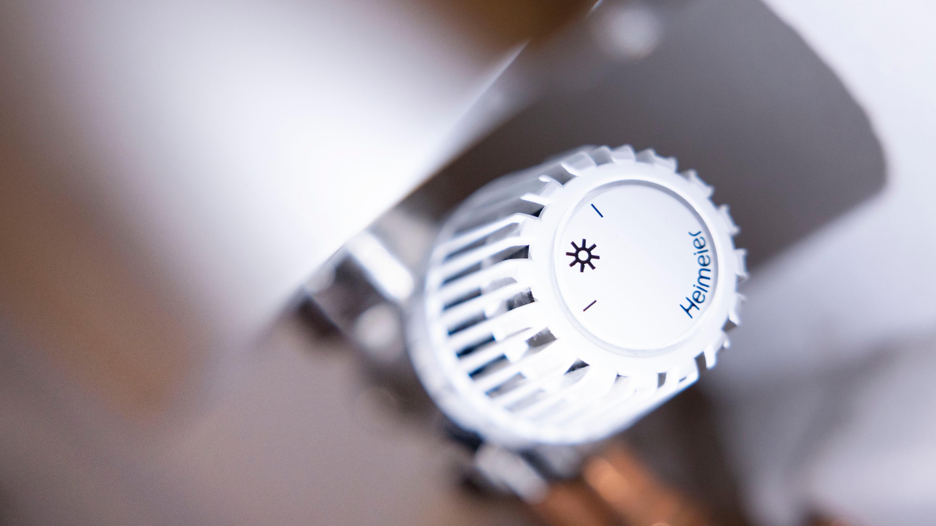 Nordrhein-Westfalen, Köln: Ein Thermostat an einer Heizung in einer Wohnung