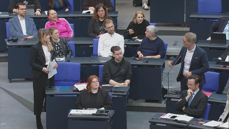 Mitglieder des Bundestags debattieren