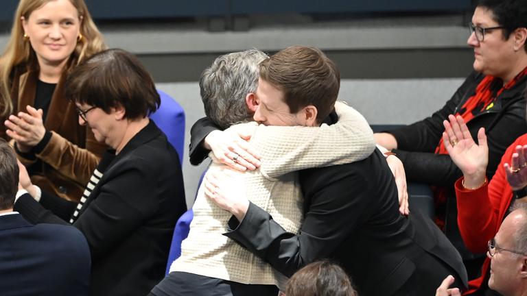 Berlin: Britta Haßelmann (Grüne) umarmt Kevin Kühnert (SPD), ehemaliger SPD-Sekretär, nach seiner letzten Rede im Bundestag in der Generaldebatte zur "Situation in Deutschland".