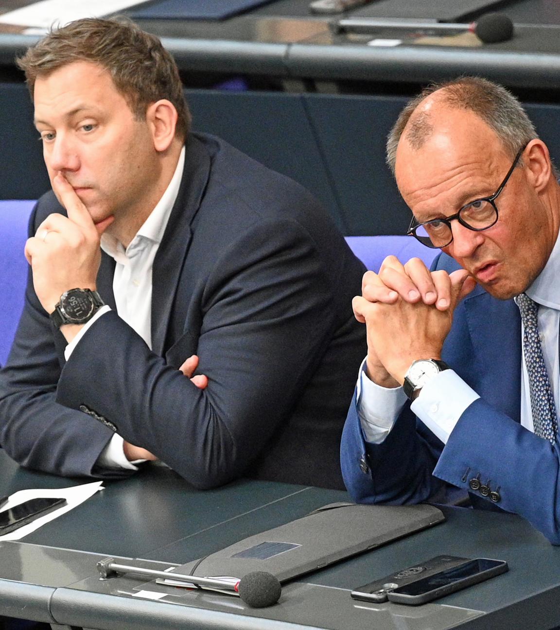 Berlin: Bundeskanzler Friedrich Merz (CDU, r) verfolgt die Debatte neben Lars Klingbeil (SPD), Bundesminister der Finanzen, im Bundestag.