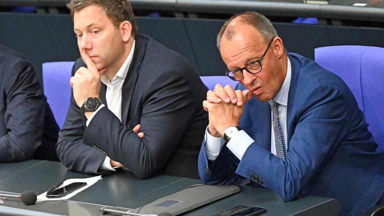 Berlin: Bundeskanzler Friedrich Merz (CDU, r) verfolgt die Debatte neben Lars Klingbeil (SPD), Bundesminister der Finanzen, im Bundestag.