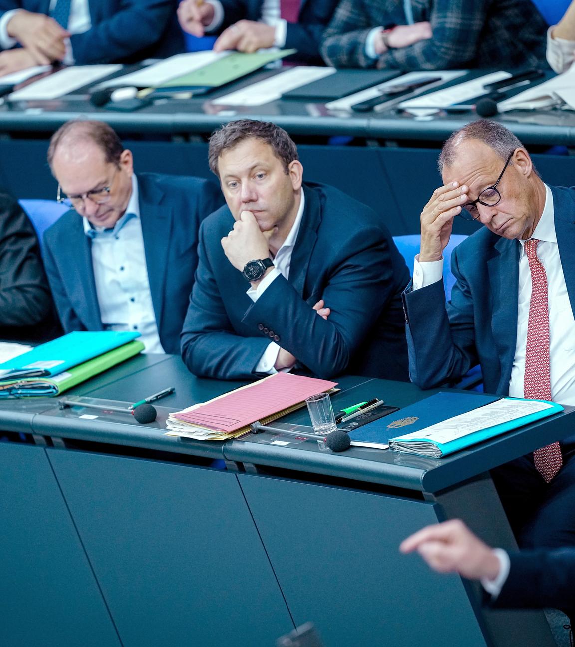 Berlin: Johann Wadephul (l-r, CDU), Außenminister, Alexander Dobrindt (CSU), Bundesinnenminister, Lars Klingbeil (SPD), Bundesminister der Finanzen, Vizekanzler und SPD-Bundesvorsitzender, Bundeskanzler Friedrich Merz (CDU) und Jens Spahn, Vorsitzender der Unions-Fraktion im Bundestag, nehmen an der Generaldebatte zum Haushalt im Plenum des Bundestags teil.