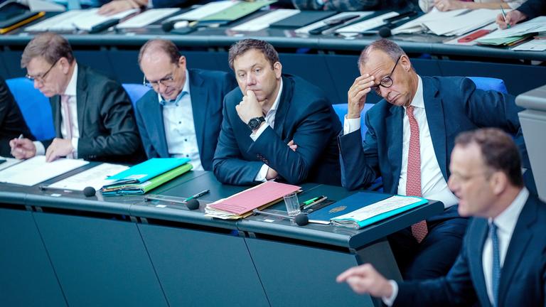 Berlin: Johann Wadephul (l-r, CDU), Außenminister, Alexander Dobrindt (CSU), Bundesinnenminister, Lars Klingbeil (SPD), Bundesminister der Finanzen, Vizekanzler und SPD-Bundesvorsitzender, Bundeskanzler Friedrich Merz (CDU) und Jens Spahn, Vorsitzender der Unions-Fraktion im Bundestag, nehmen an der Generaldebatte zum Haushalt im Plenum des Bundestags teil.