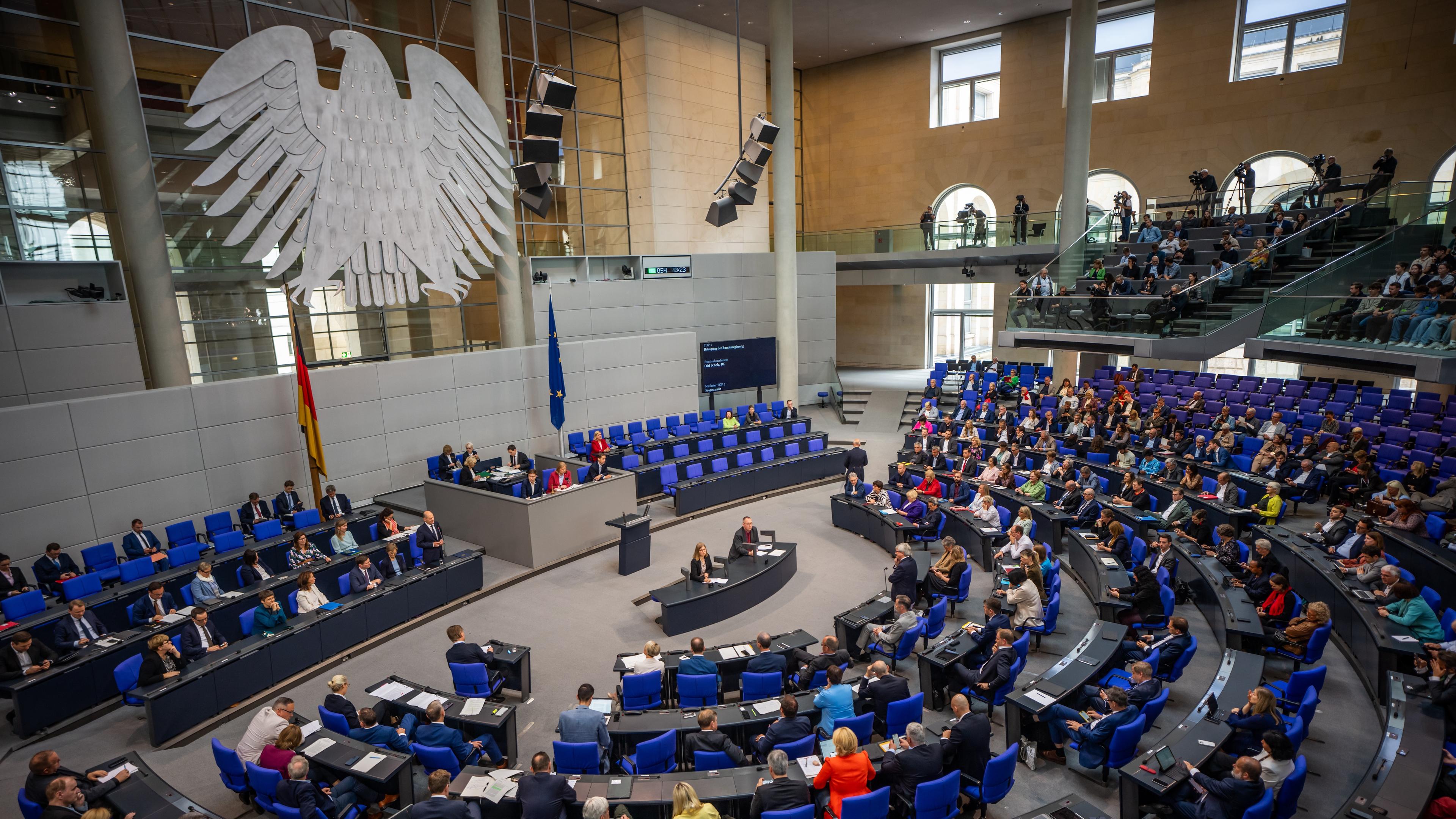Bundeskanzler Olaf Scholz spricht im Bundestag.
