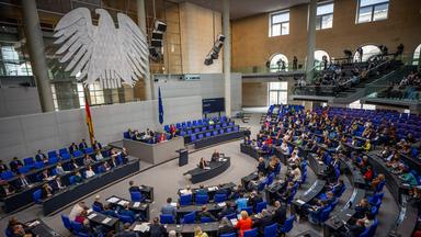 Bundeskanzler Olaf Scholz spricht im Bundestag.