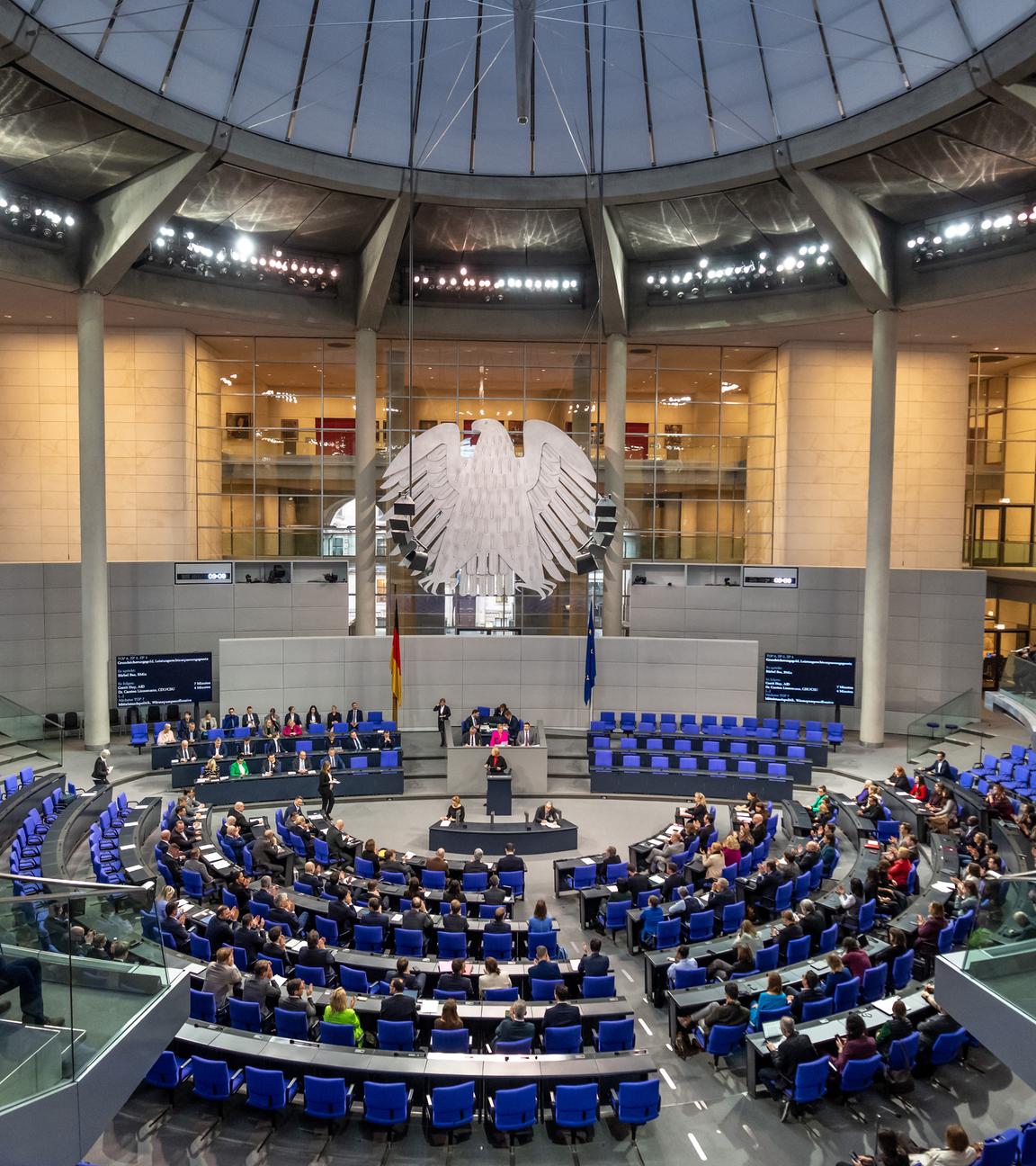 Berlin: Bärbel Bas (SPD), Bundesministerin für Arbeit und Soziales, spricht im Bundestag.