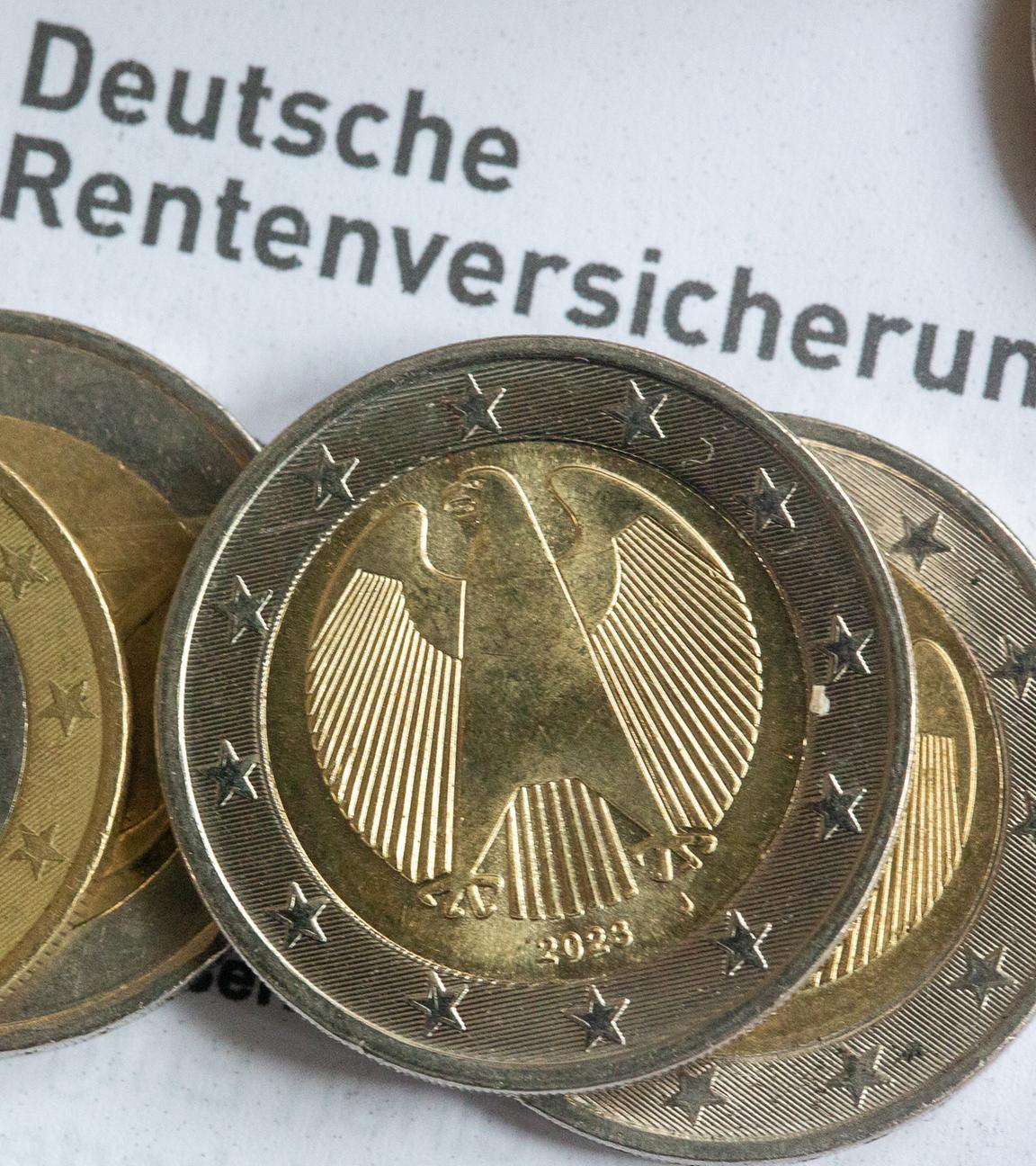Euromünzen liegen auf einem Bescheid der deutschen Rentenversicherung