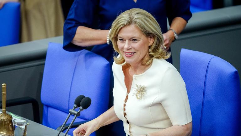 ulia Klöckner (CDU), Bundestagspräsidentin, nimmt im Bundestag an der Fortsetzung der Haushaltsberatungen teil.