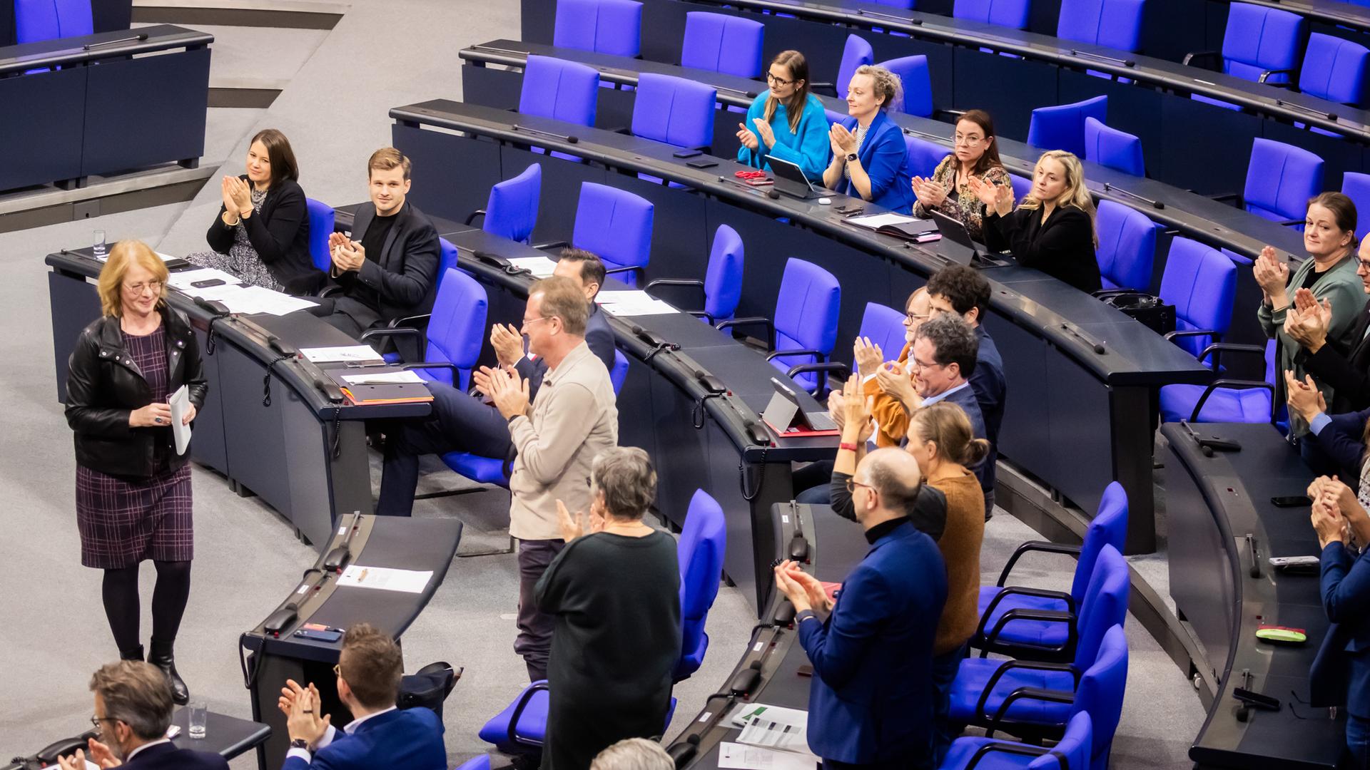 Berlin: Tabea Rößner (Bündnis 90/Die Grünen), wird nach ihrer letzten Rede im Plenum des Deutschen Bundestages mit Applaus empfangen. 