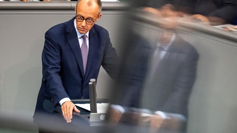 Bundeskanzler Friedrich Merz (CDU) spricht im Bundestag bei seiner Regierungserklärung zum EU-Gipfel. 